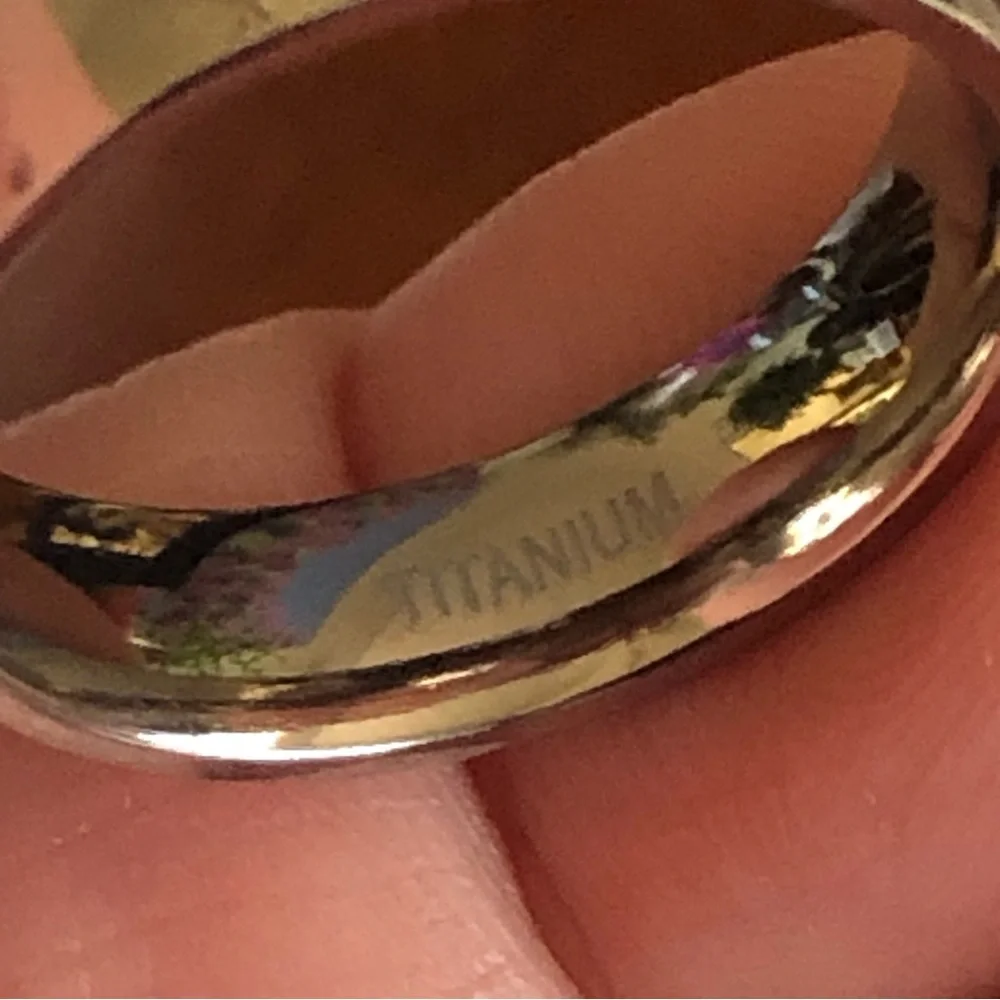 Men’s 6mm polished Titanium comfort band wedding ring NIB 10